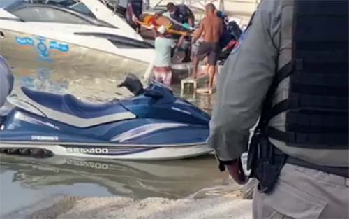 Três pessoas ficam gravemente feridas após colisão envolvendo lancha e jet ski, no Pontal da Barra