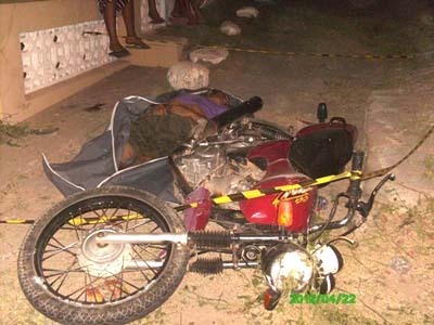 Homem morre após colidir motocicleta com muro de residência em Agua Branca