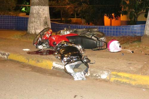 Jovem morreu em colisão entre poste e moto