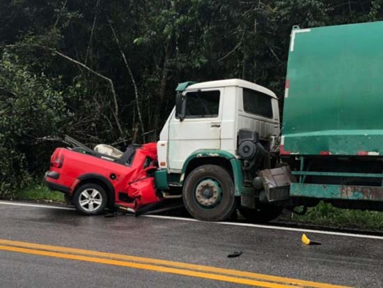 Colisão entre carro e caminhão deixa três pessoas mortas na BR-101