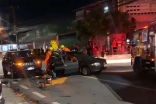Colisão entre dois carros deixa mulher presa às ferragens na Serraria, em Maceió