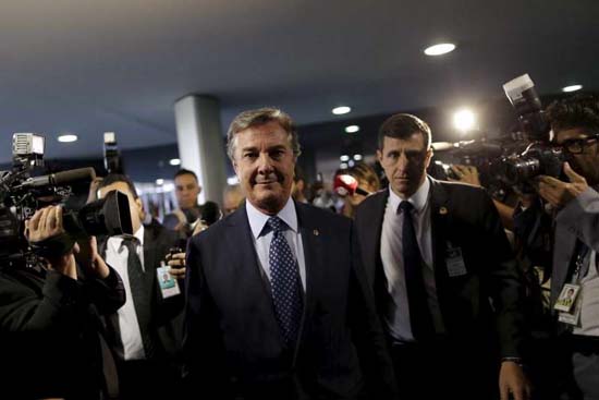 Collor reedita papel de pai dos pés-descalços e descamisados