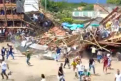 Queda de arquibancada deixa 4 mortos na Colômbia