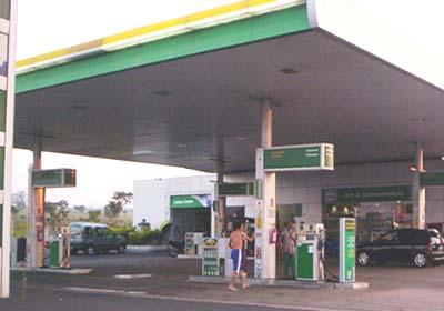 Trio tranca vigia e frentista no banheiro e rouba posto de combustíveis 