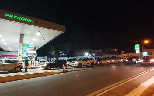 Maceioenses fazem filas nos postos após aumento no valor dos combustíveis