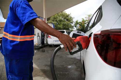 Preço da gasolina baixa nos estados. Confira novos valores