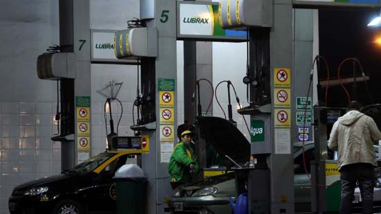 ANP estuda liberar postos para comprar gasolina direto na refinaria