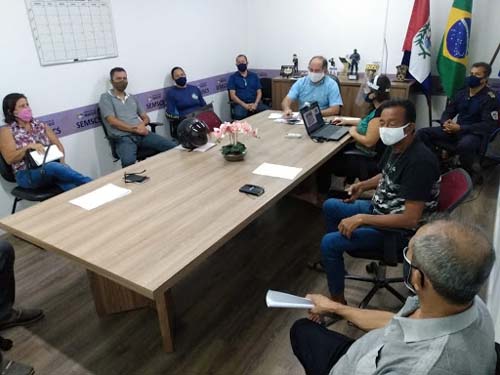 Prefeitura orienta comerciantes e permissionários da orla