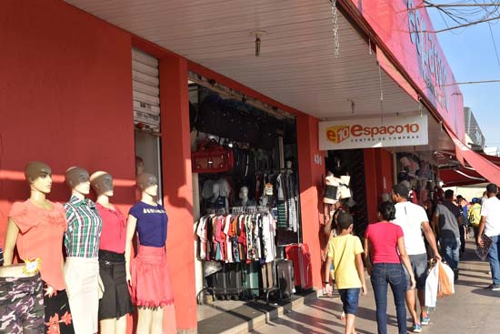 Greve dos caminhoneiros faz comércio cair pelo 2º mês seguido