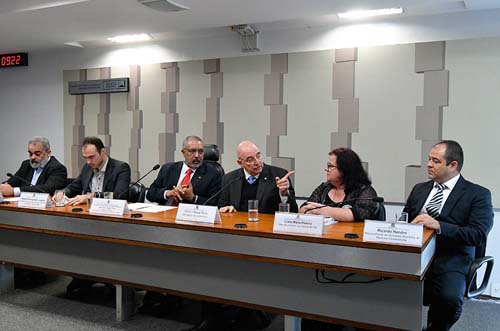 Maconha medicinal coloca governo e famílias de pacientes em lados opostos