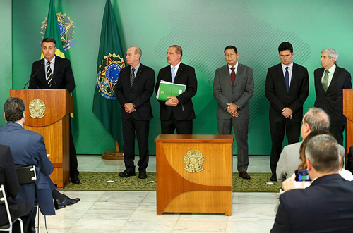 Projeto propõe sustar decreto que simplificou posse de armas