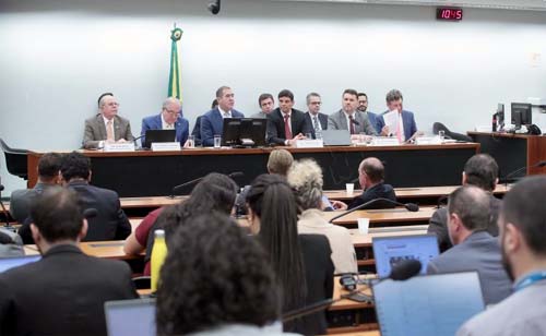 Grupo de trabalho da reforma tributária inclui jogos de azar e carros elétricos no Imposto Seletivo 