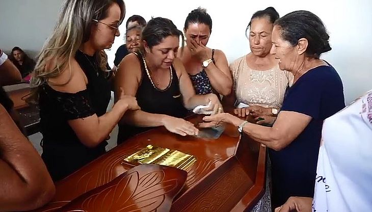 Emoção e pedidos de justiça marcam enterro de reféns mortos em confronto em Milagres (CE)