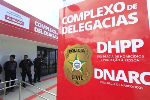 Homem é encontrado sem vida em residência no centro de Rio Largo, enquanto parceira é conduzida à delegacia