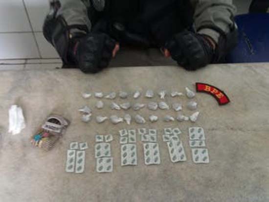 Homem é preso em flagrante com maconha e comprimidos de uso controlado em Maceió