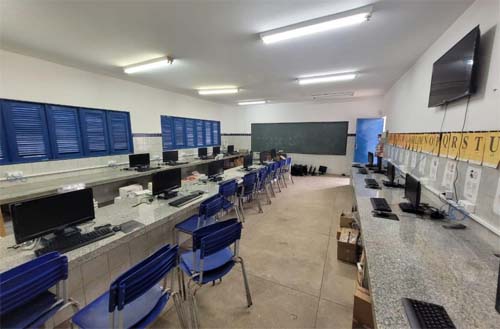 Educação entrega mais 60 novos computadores às escolas da rede municipal de ensino