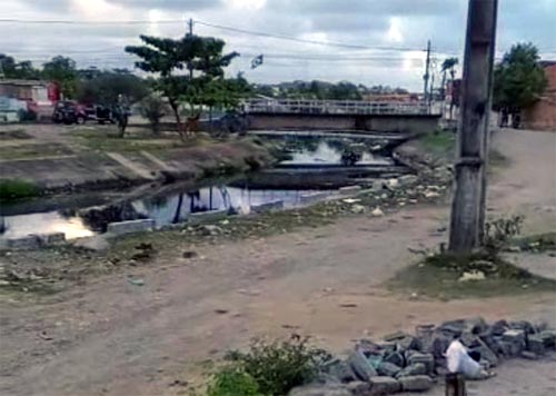 Tiroteio entre PMs e suspeitos de tráfico deixa três mortos, um ferido e outro preso