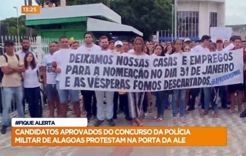 Aprovados em concurso da PM realizam protesto cobrando nomeação