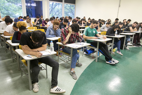 27 concursos oferecem mais de 8.500 vagas e salários de até R$ 28 mil