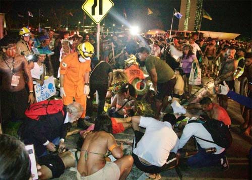 Indígenas são reprimidos com bombas de gás durante marcha do Acampamento Terra Livre em Brasília