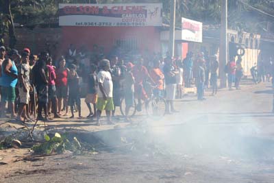 Bloqueio de pista acaba em confronto entre moradores e motoristas