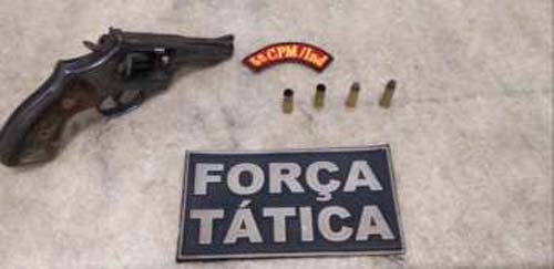 Jovem reage a abordagem policial, atira contra guarnição e é atingido por disparos