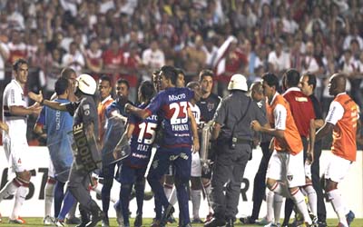 Em jogo de confusão e um tempo só, São Paulo é campeão da Sul-Americana