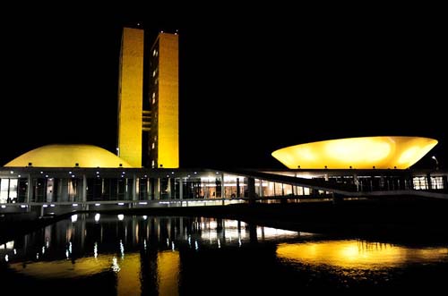 Congresso é iluminado de amarelo em alerta sobre as hepatites virais