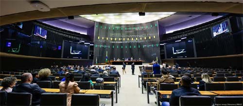 Congresso deixa de lado pautas urgentes para discutir anistia