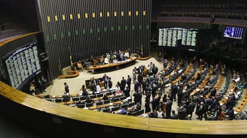 Às vésperas de protesto bolsonarista, Congresso impõe derrota ao presidente e cria custo de até R$ 20 bi