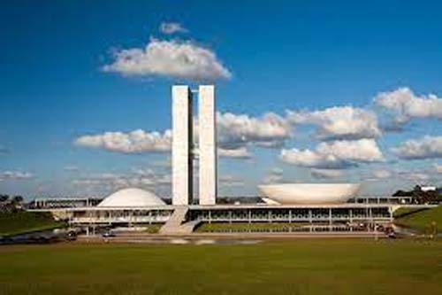 Fim da reeleição de chefes do Executivo começa a andar no Senado