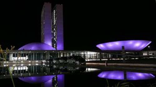 Congresso Nacional se ilumina de roxo pela conscientização da mucopolissacaridose
