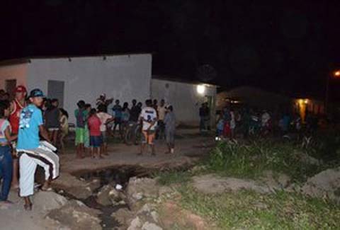 Menino de 6 anos é baleado ao tentar livrar mãe da morte dentro de casa