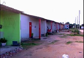 Esperando casas, onze famílias moram em posto de saúde há um ano