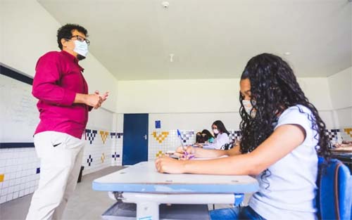 6 editais inscrevem para 824 vagas no mês de Abril