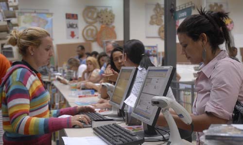 Intenção de consumo das famílias atinge menor nível em dez anos