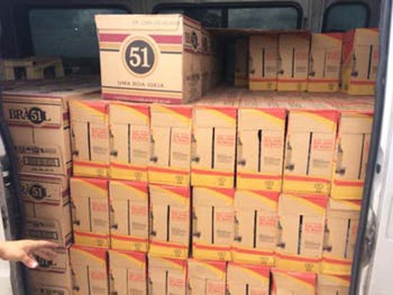 Polícia apreende cerca de 100 caixas de bebidas sem notas fiscais