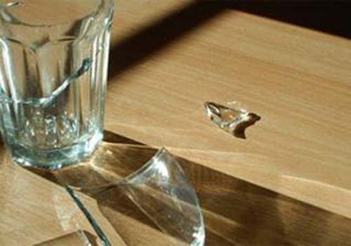 Briga de bar entre garotas acaba com copo quebrado no rosto em Messias