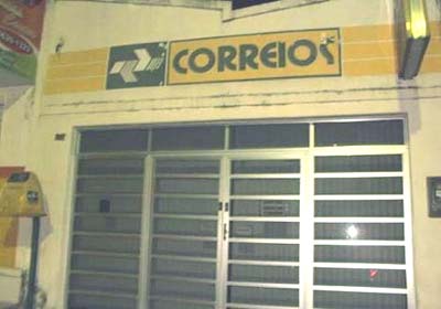 Grupo assalta Agência dos Correios e sequestra cliente