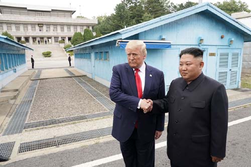 Trump cruza a fronteira e se encontra com líder da Coreia do Norte