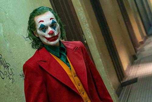 Homem fantasiado de Coringa fere 17 em trem de Tóquio