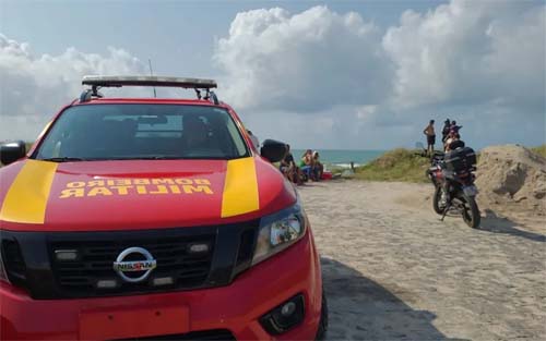 Corpo de adolescente que se afogou no mar após cair de colchão inflável é encontrado