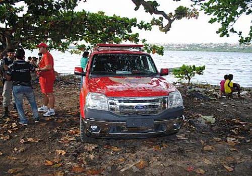 Bombeiros realizam buscas por corpo de jovem na Lagoa Mundaú