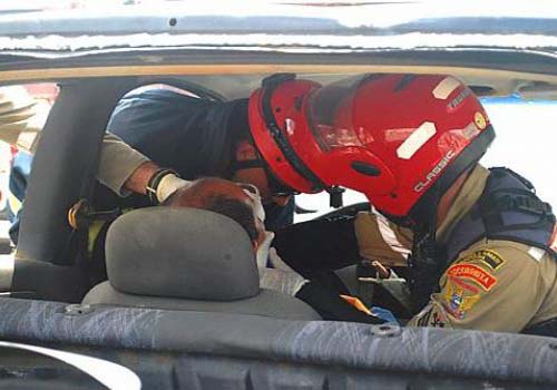 Jovem perde controle de veículo e capota próximo a Murici