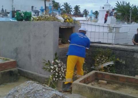 Legistas fazem exumação no corpo de modelo