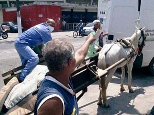Pai leva corpo do filho em carroça para porta do HGE