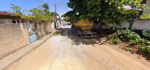 Corpo é jogado amarrado em cobertor por ocupantes de carro próximo a condomínio em Maceió