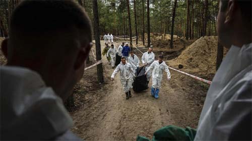 Corpos com sinais de tortura são exumados em Izium, dizem autoridades ucranianas