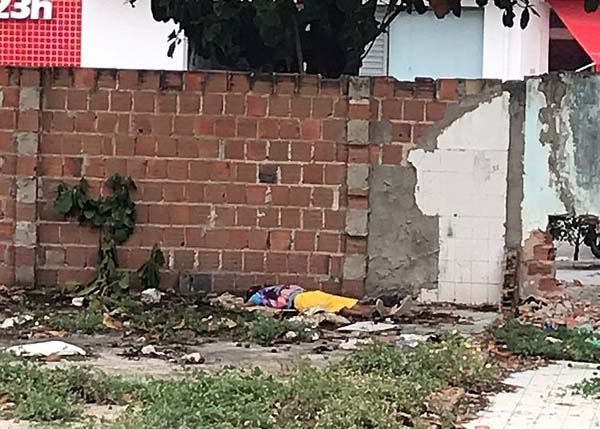 Corpo de homem é encontrado em terreno baldio na Jatiúca