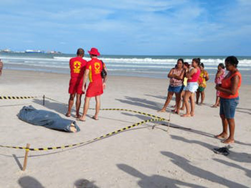 Bombeiros encontram corpo de jovem desaparecido na praia do Sobral; veja vídeo